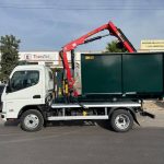 Camión equipado con sistema multigancho, caja tipo poda de color verde y grúa autocarga roja
